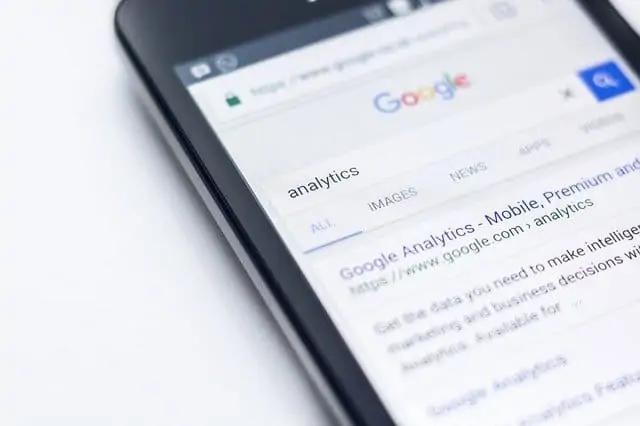 Google Analytics s'affiche sur un téléphone portable.